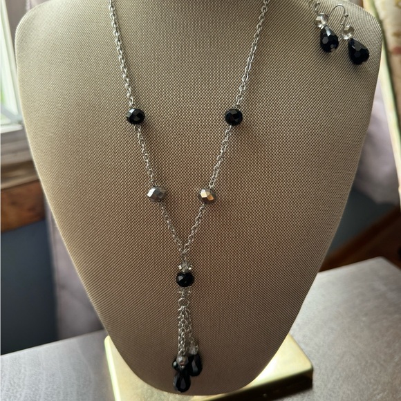 Black faceted glass teardrop shaped beaded necklace and earring set - Picture 4 of 13